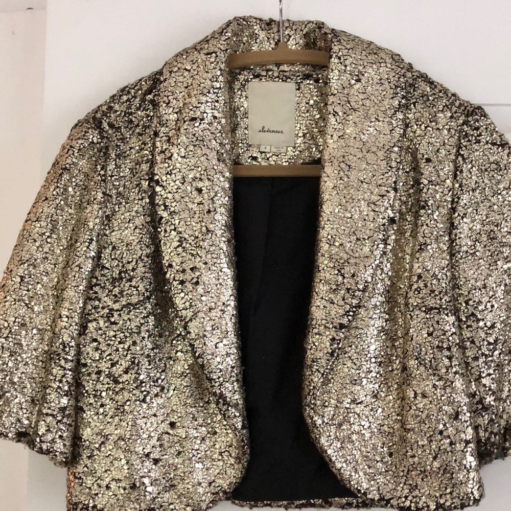 Gold shrug